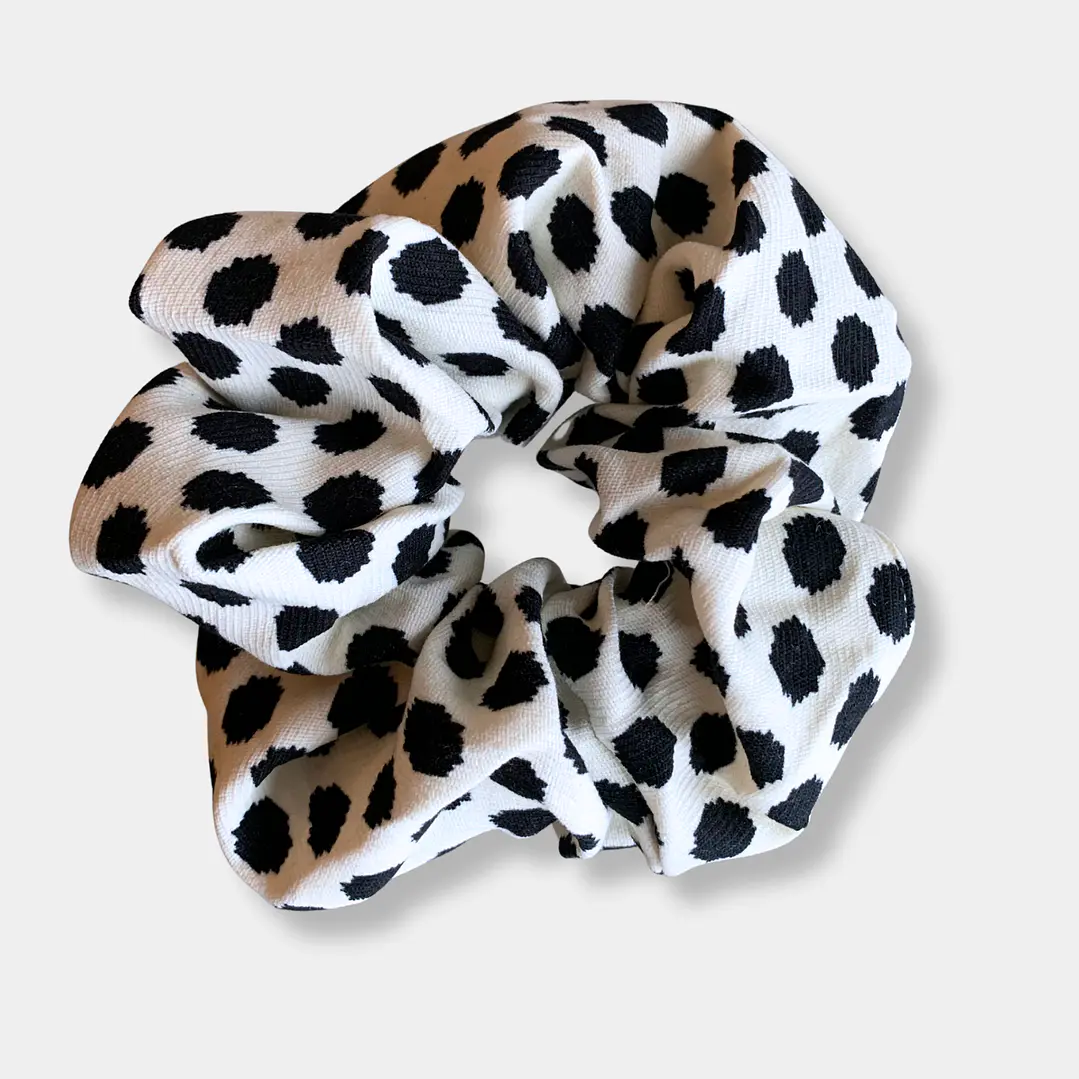 SCRUNCHIE BLANCO PUNTOS NEGROS  1