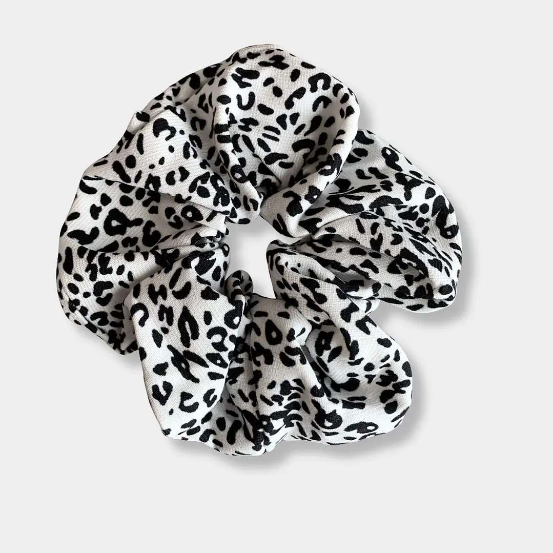 SCRUNCHIE BLANCO LEOPARDO NEGRO  1