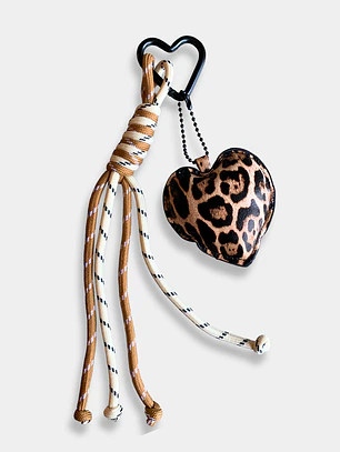 CHARM ECOCUERO CORAZON LEOPARDO