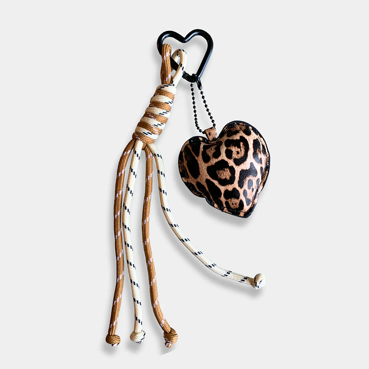 CHARM ECOCUERO CORAZON LEOPARDO 1
