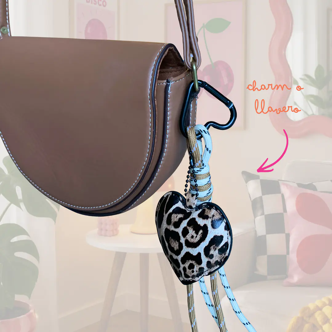 CHARM ECOCUERO CORAZON LEOPARDO 2