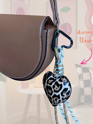 CHARM ECOCUERO CORAZON LEOPARDO