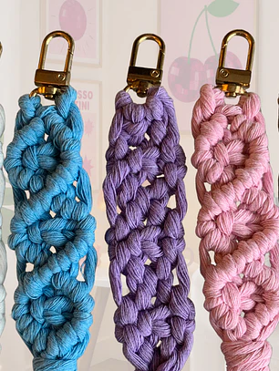 LLAVERO MACRAME PLANO ROSADO