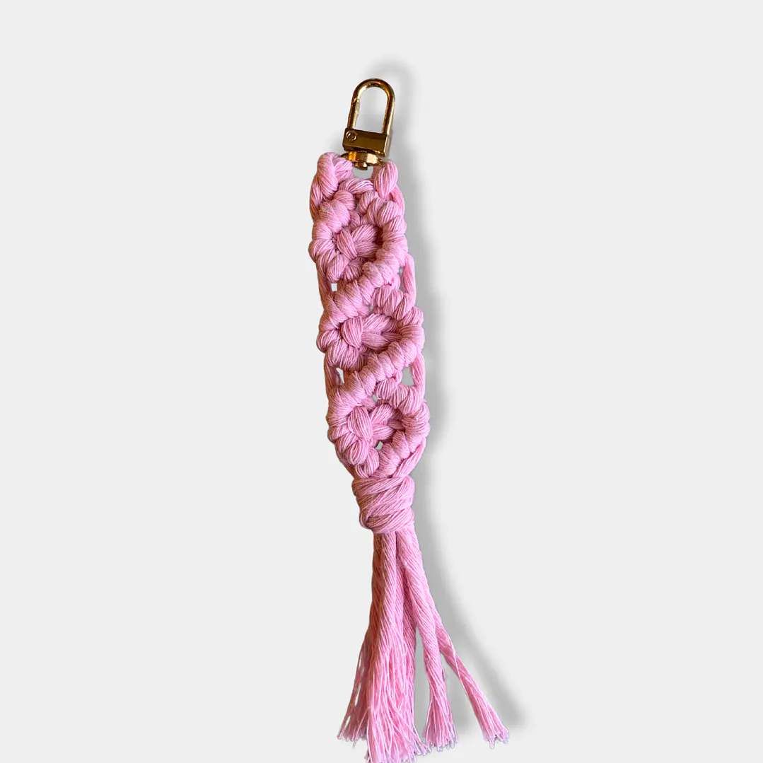 LLAVERO MACRAME PLANO ROSADO 1