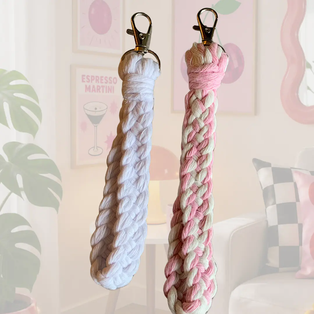 LLAVERO MACRAME GRUESO ROSA BLANCO 2