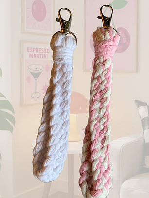 LLAVERO MACRAME GRUESO ROSA BLANCO