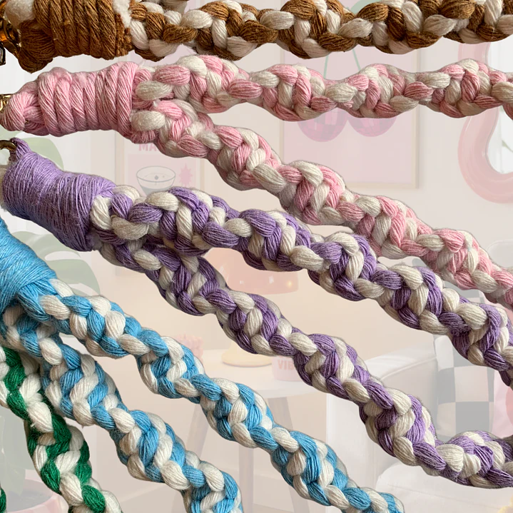 LLAVERO MACRAME TRENZADO MORADO 2