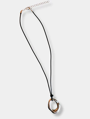 COLLAR CUERITO NEGRO DIJE PLATEADO