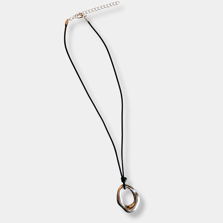 COLLAR CUERITO NEGRO DIJE PLATEADO 1