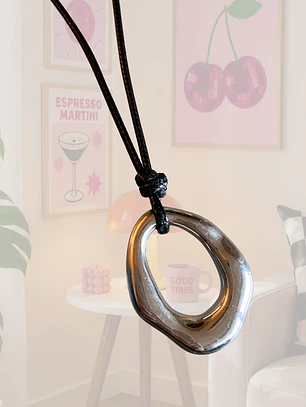 COLLAR CUERITO NEGRO DIJE PLATEADO