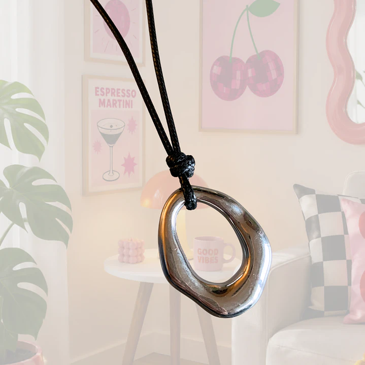 COLLAR CUERITO NEGRO DIJE PLATEADO 2