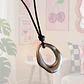 COLLAR CUERITO NEGRO DIJE PLATEADO - Miniatura 2