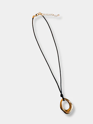 COLLAR CUERITO NEGRO DIJE DORADO