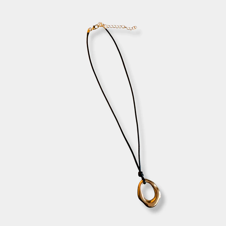 COLLAR CUERITO NEGRO DIJE DORADO 1