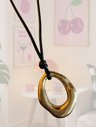 COLLAR CUERITO NEGRO DIJE DORADO