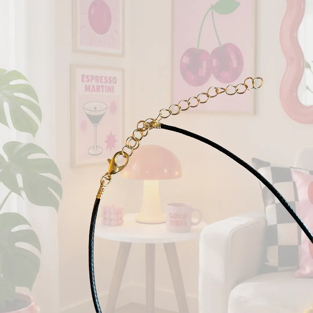 COLLAR CUERITO NEGRO DIJE DORADO 4