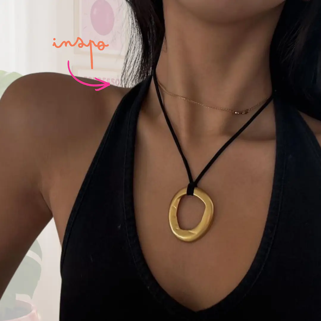 COLLAR CUERITO NEGRO DIJE DORADO 3
