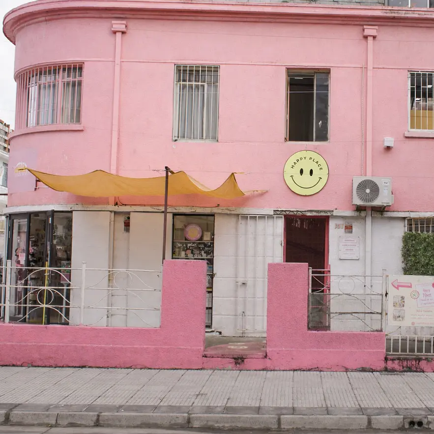 El frontis de Happy Place, la casita rosada de Conce :) 