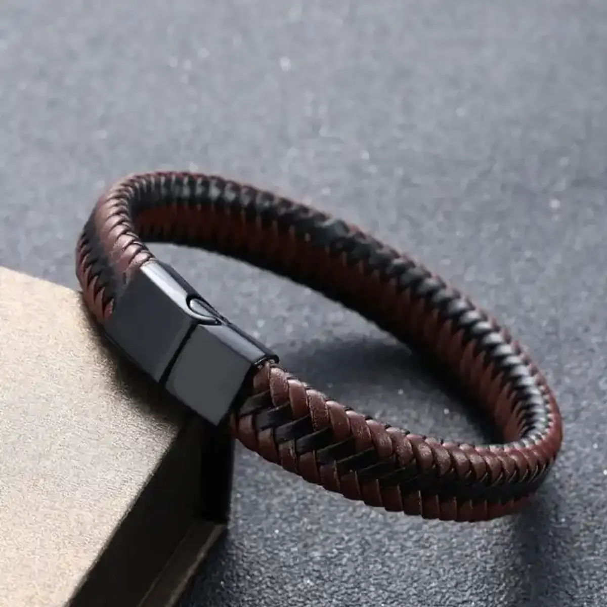 Pulsera de cuero fino con metal Zamak - Hacedora Lola