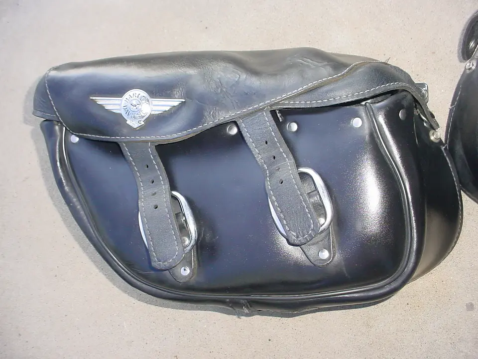 Harley Davidson 2000-2017 Fatboy Softail Leather Saddlebags 90320-00 2