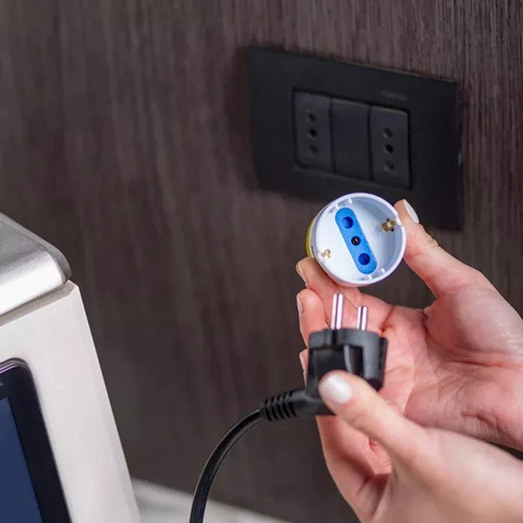 Adaptador Enchufe Europeo Schuko A Italiano Chile 4.8 A 4.0 4