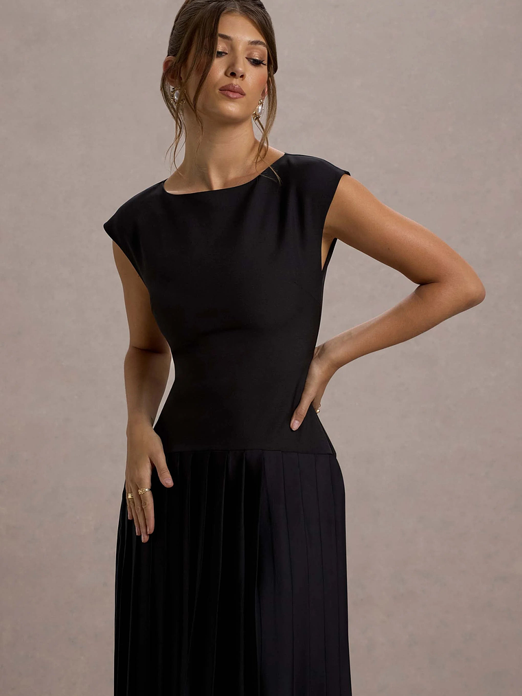 Arna | Black Boat-Neck Pleated Maxi Dress 3