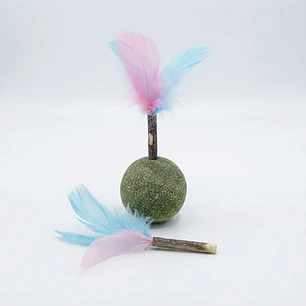 Pelota de catnip con plumas y palitos de hierba gatera 
