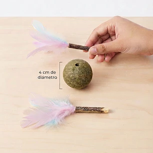 Pelota de catnip con plumas y palitos de hierba gatera 