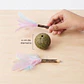 Pelota de catnip con plumas y palitos de hierba gatera  - Miniatura 2