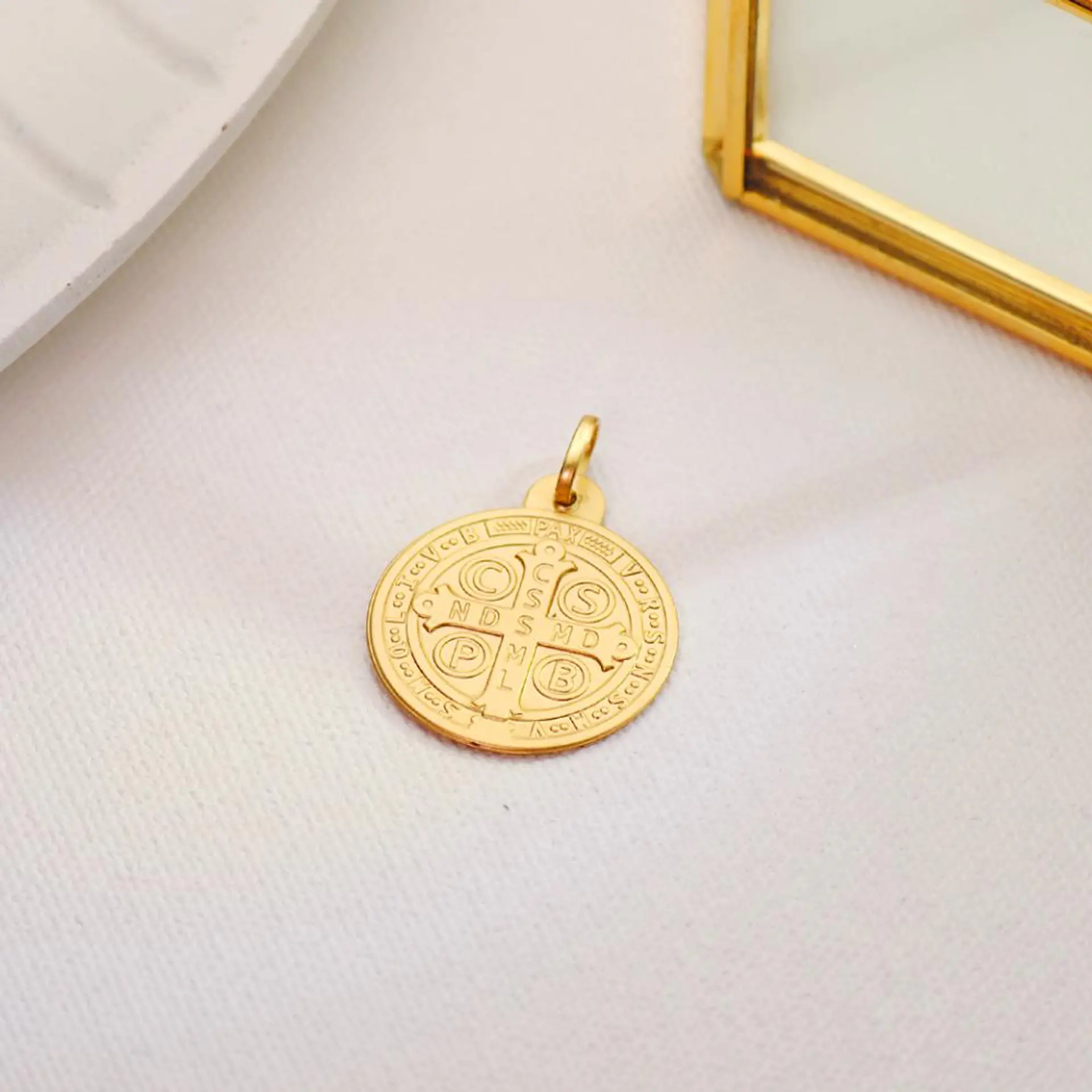 Medalla de Oro 18k San Benito monje 3