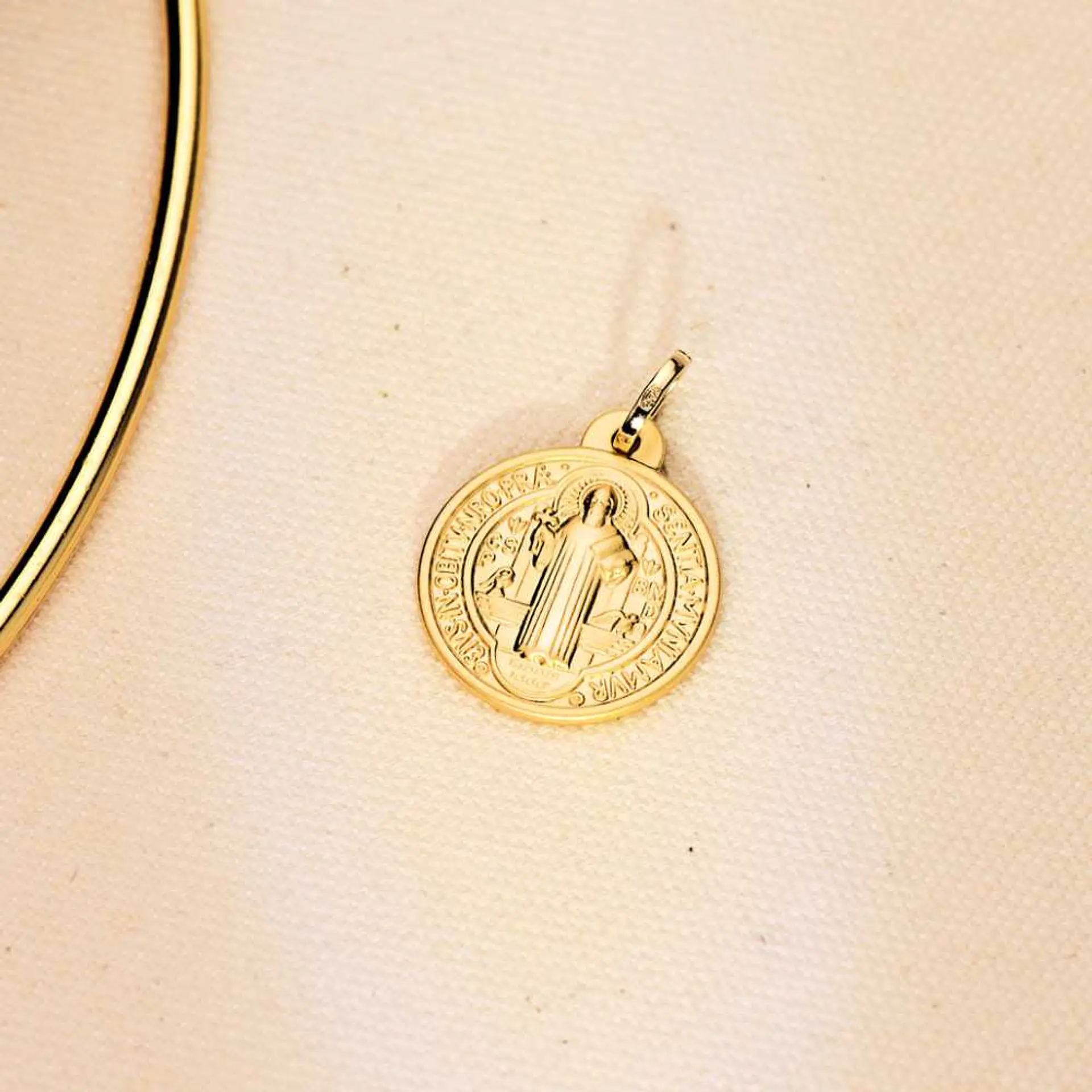 Medalla de Oro 18k San Benito  2