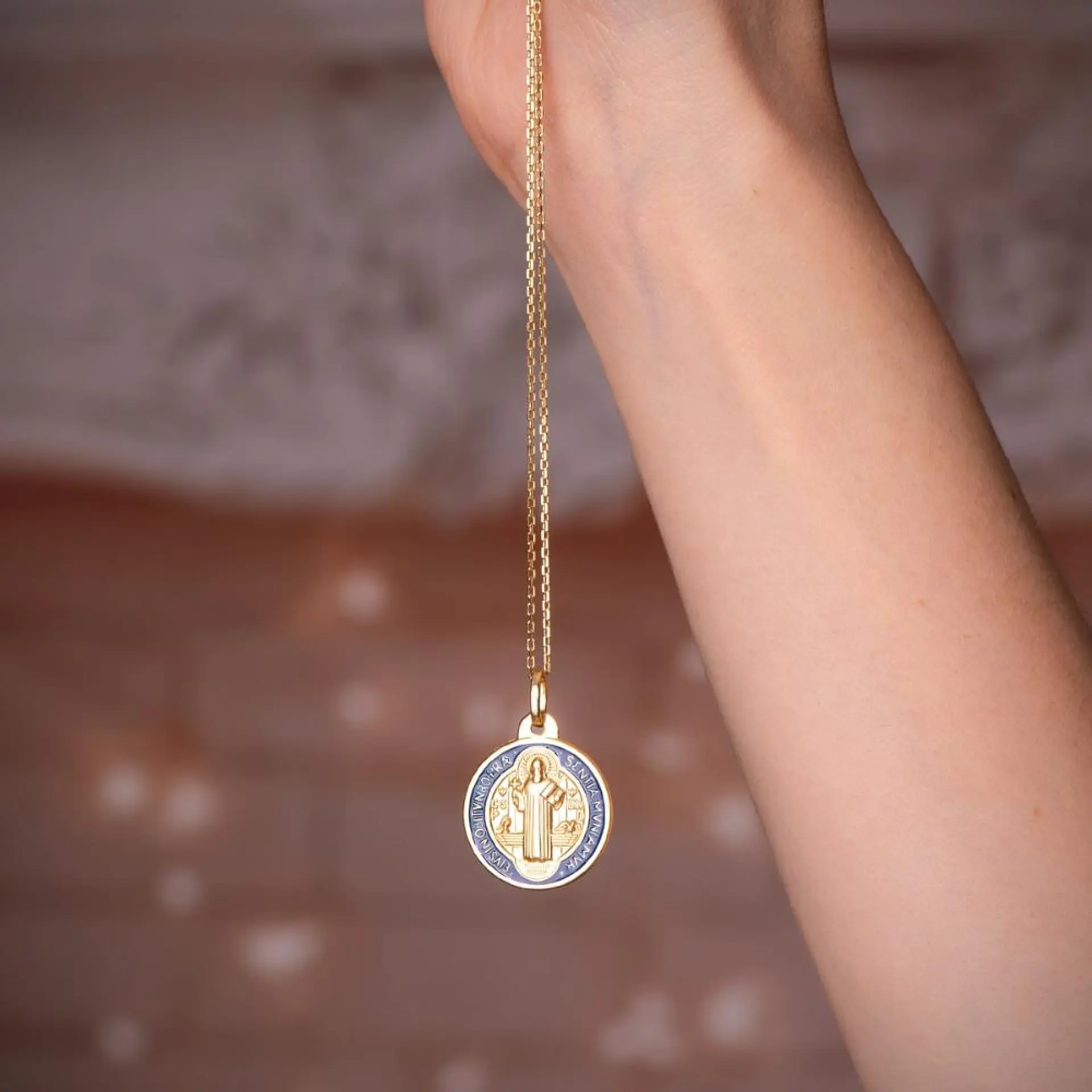Medalla de Oro 18k Saint Benoit esmalte azul  2