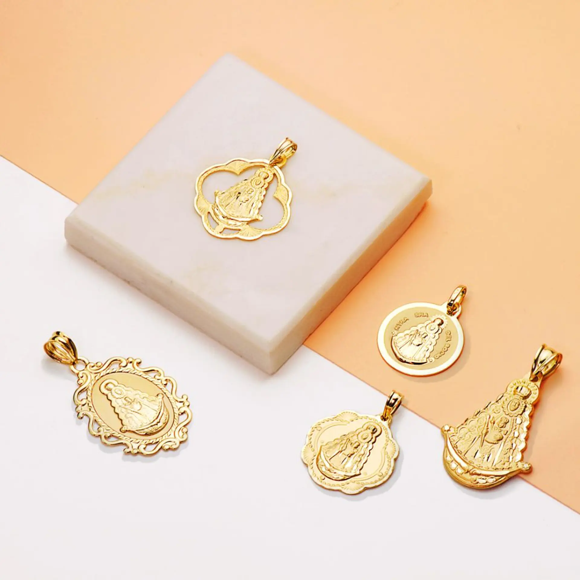 Medalla Oro 18k virgen del Rocío pandereta  2