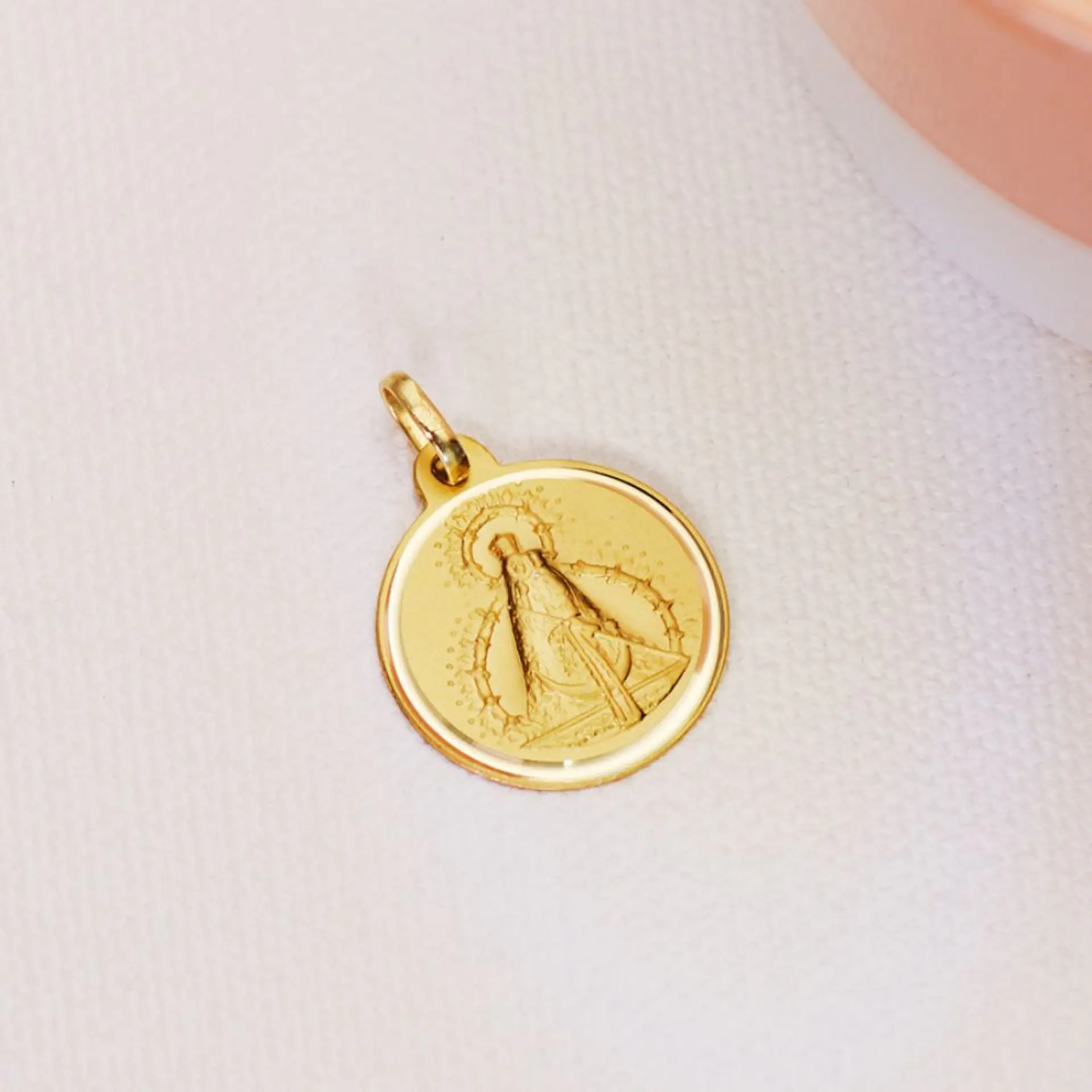 Medalla de Oro 18k virgen de la cabeza bisel  2