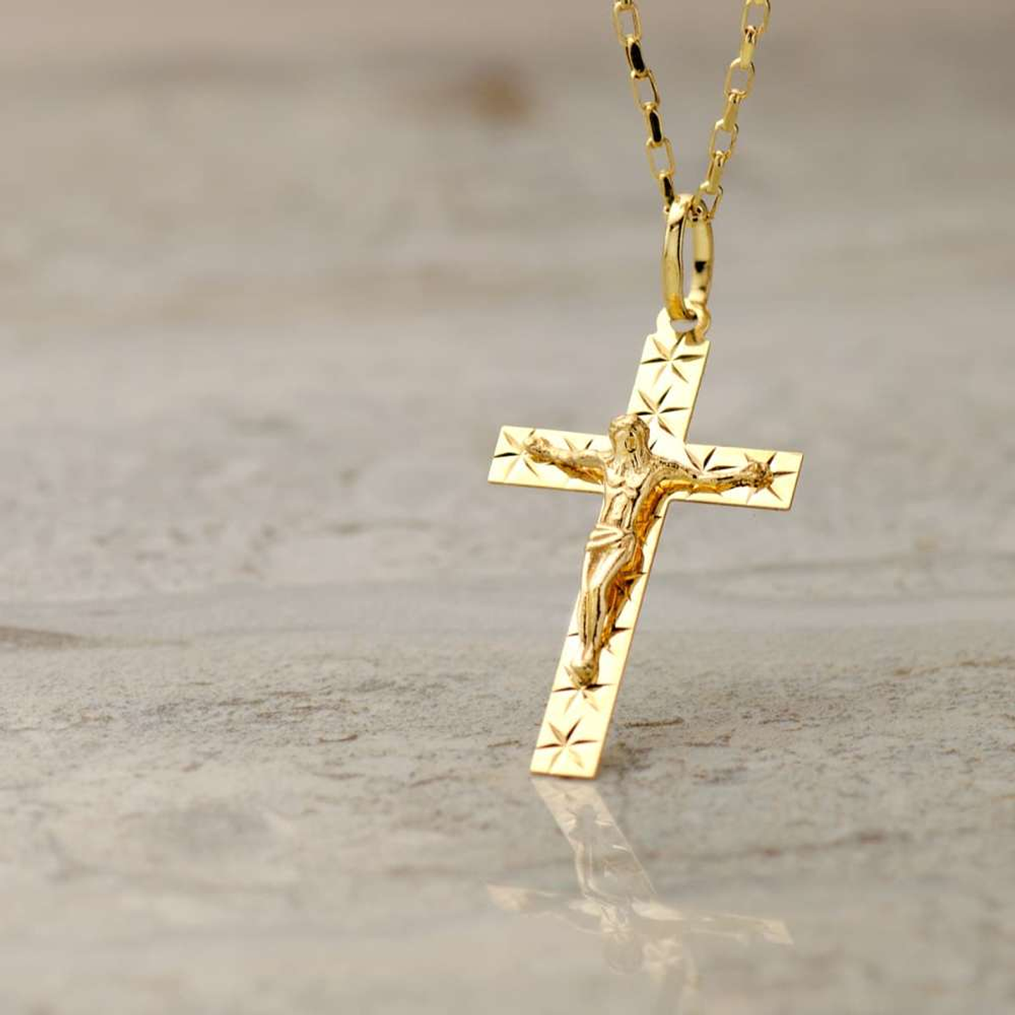 Cruz Oro amarillo 18k con cristo tallada 2