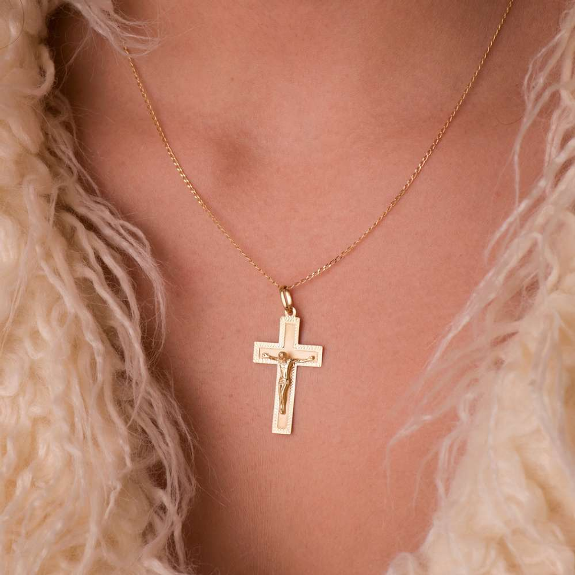 Cruz con cristo Oro amarillo 18k tallada  2