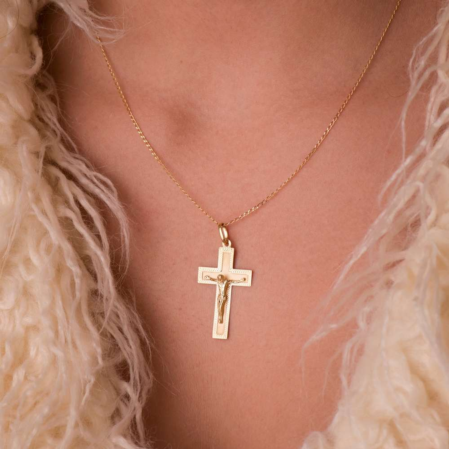 Cruz con cristo Oro amarillo 18k tallada  2