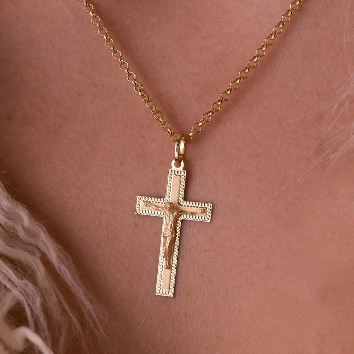 Cruz Oro amarillo 18k con cristo tallada  2