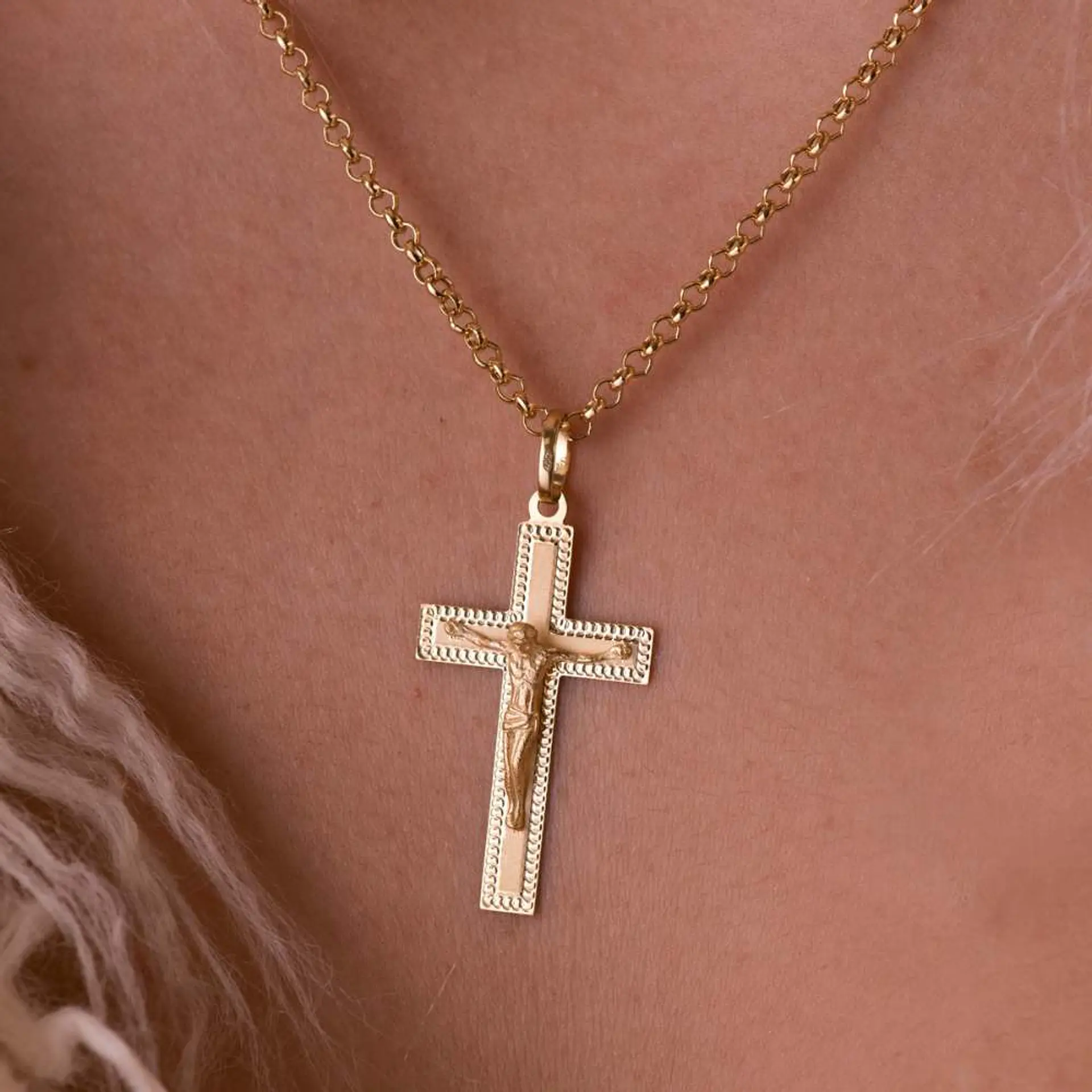 Cruz Oro amarillo 18k con cristo tallada  2