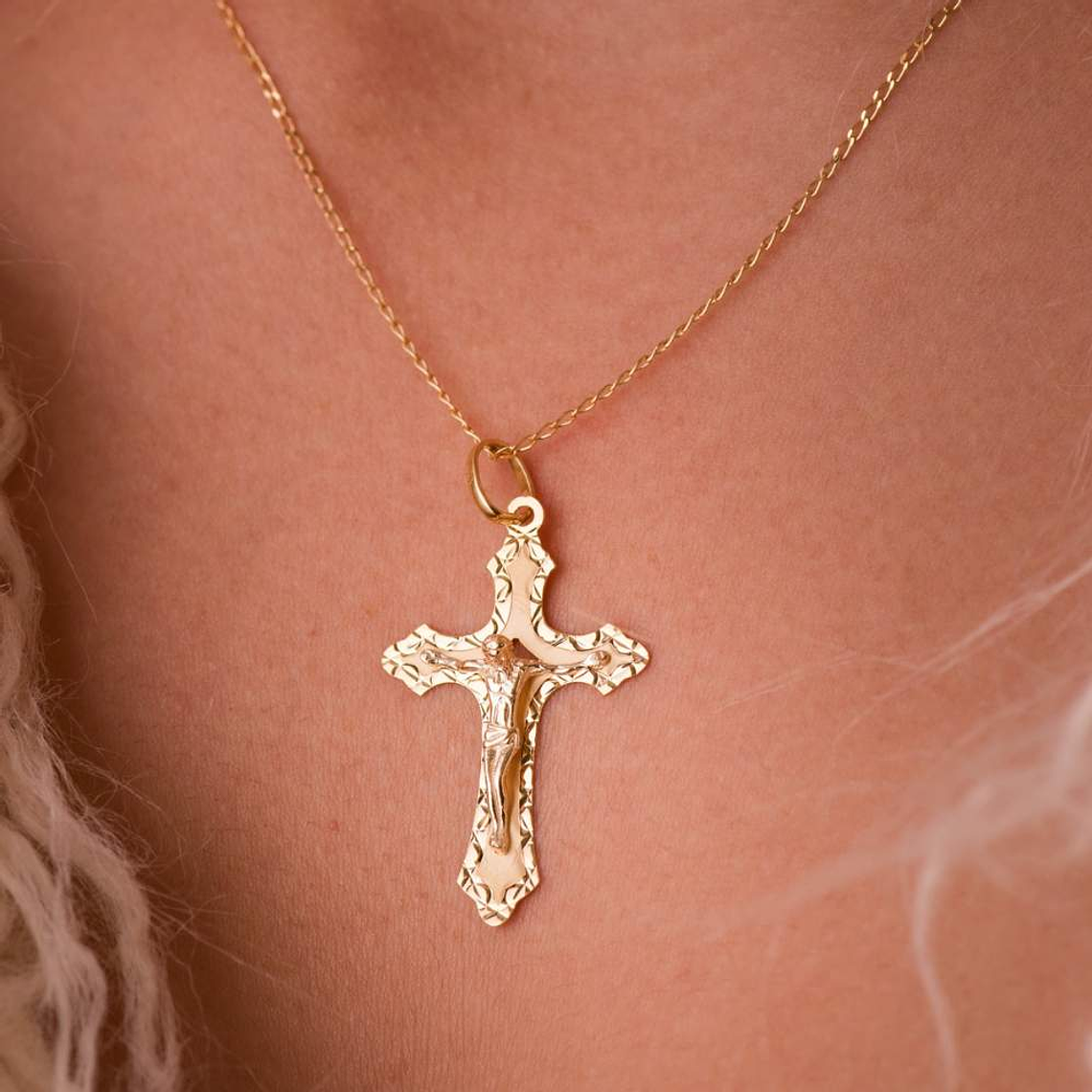 Cruz Oro amarillo 18k con cristo  2