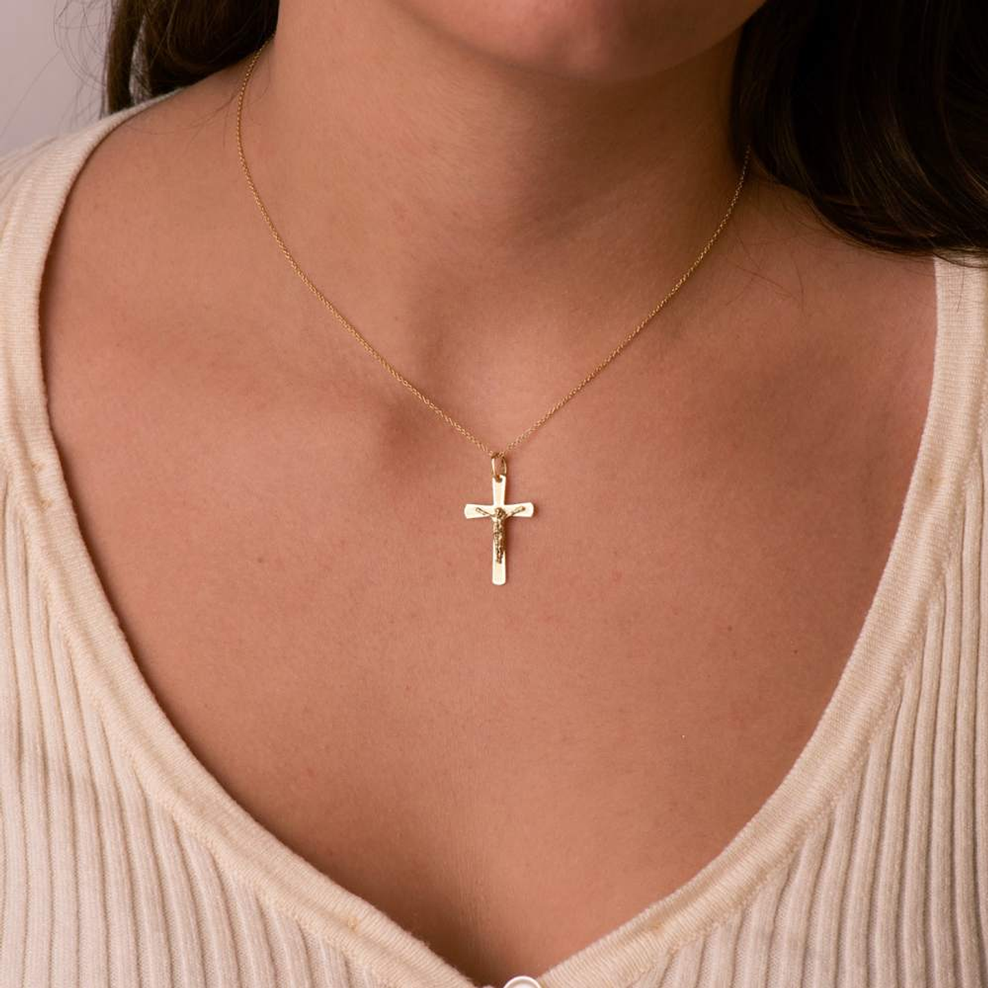 Cruz Oro amarillo 18k con cristo plana 2