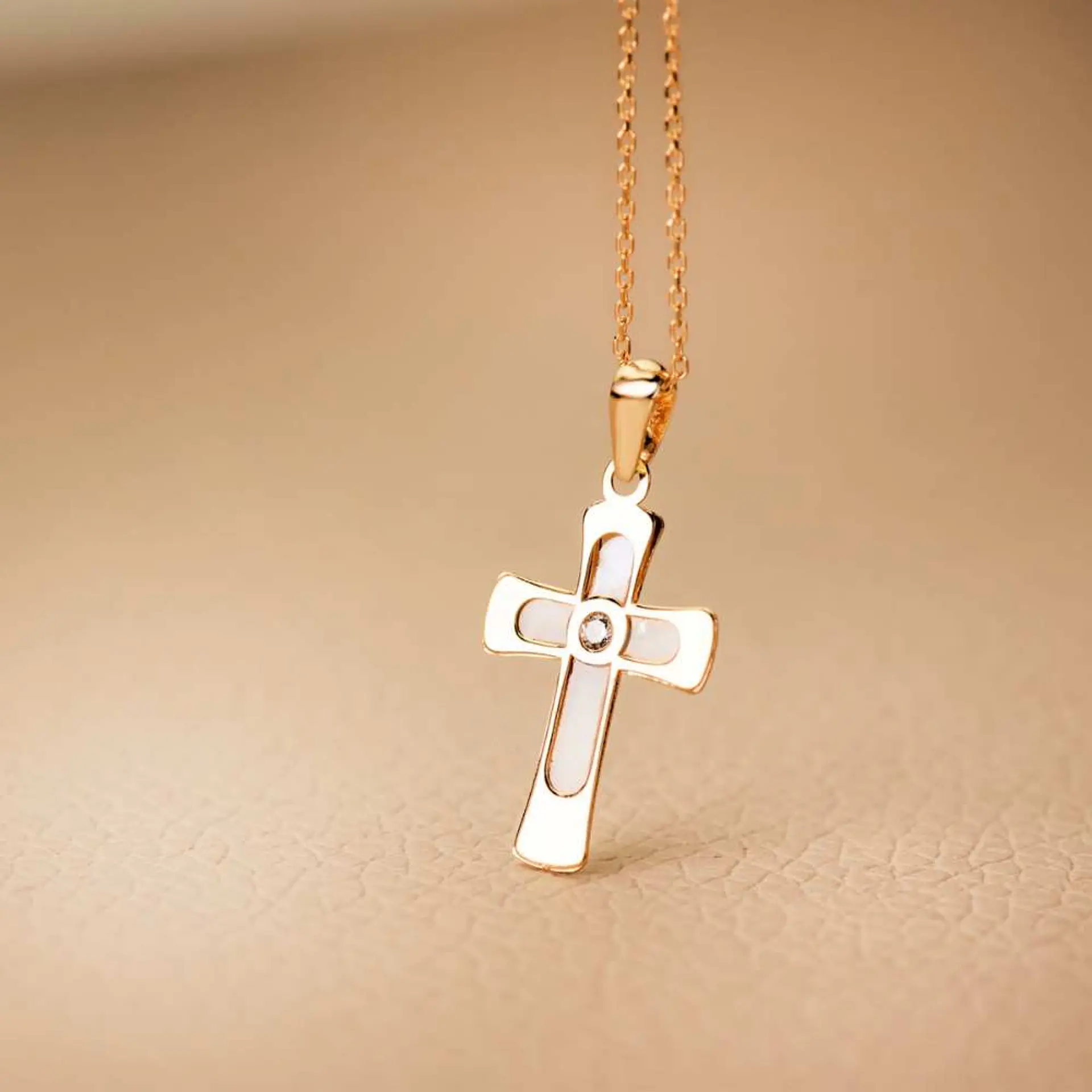 Cruz Oro 18k con nacar y circonita  2