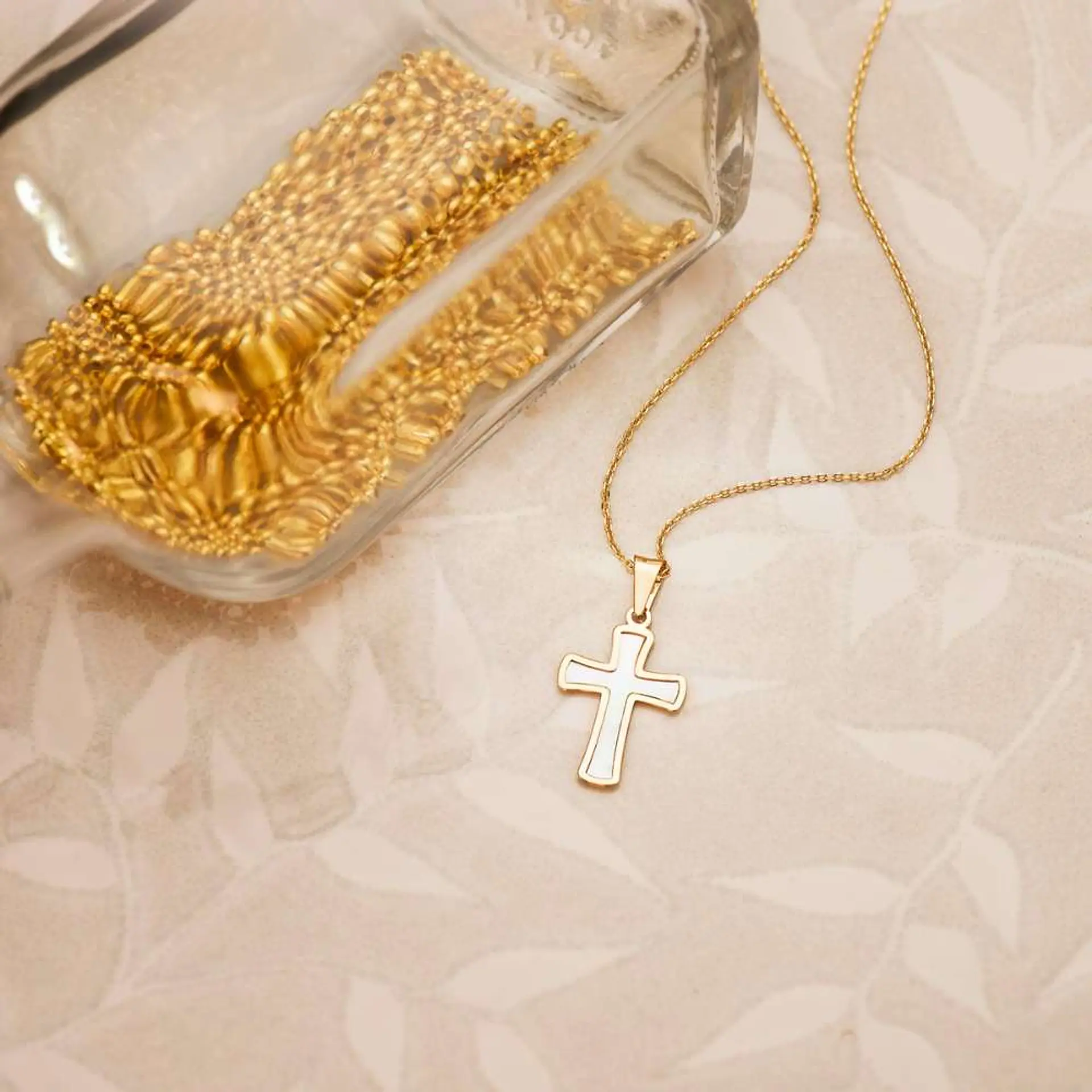 Cruz Oro amarillo 18k con nacar 2