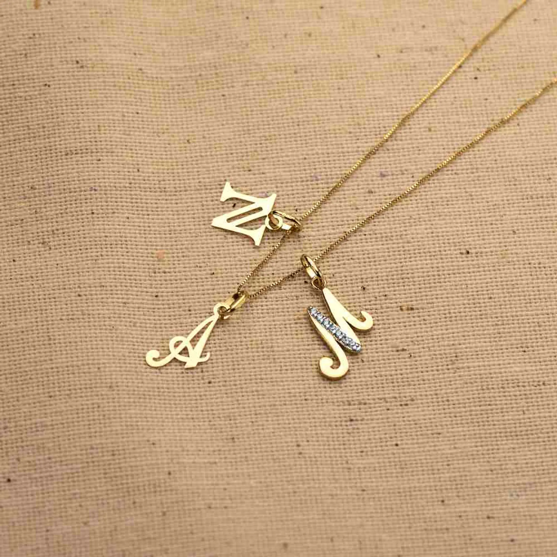 Colgante inicial J Oro 18k 2