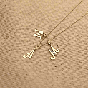 Colgante inicial J Oro 18k