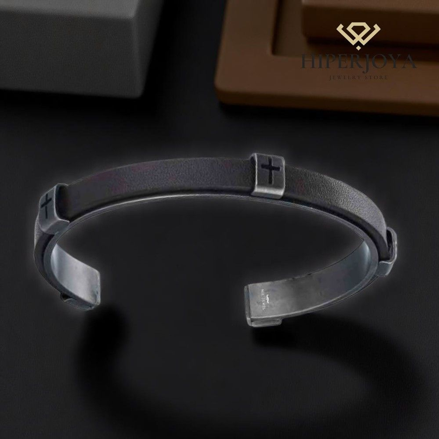 Brazalete de caballero con cruces y cuero marrón 3