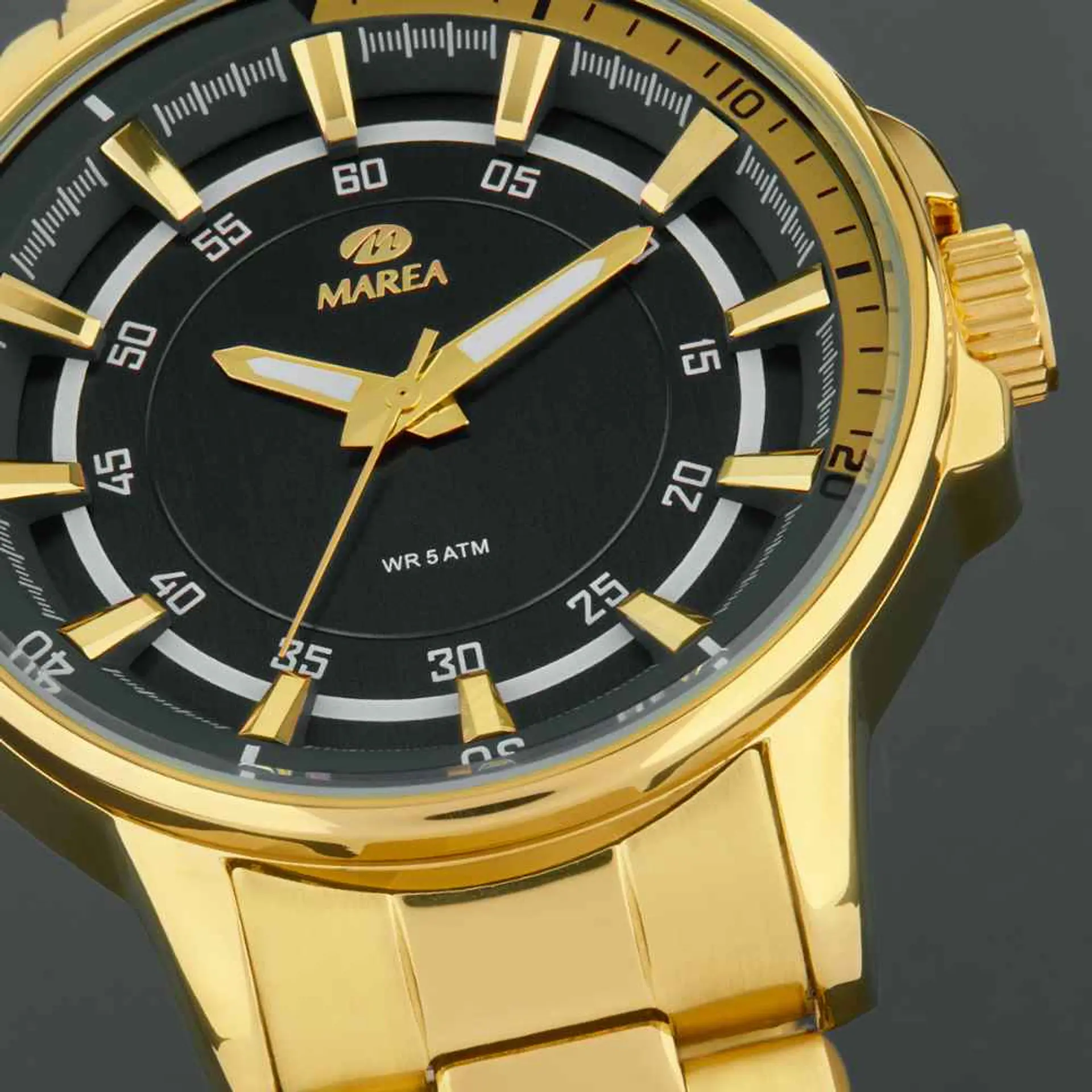 Reloj dorado de acero con tres agujas  2