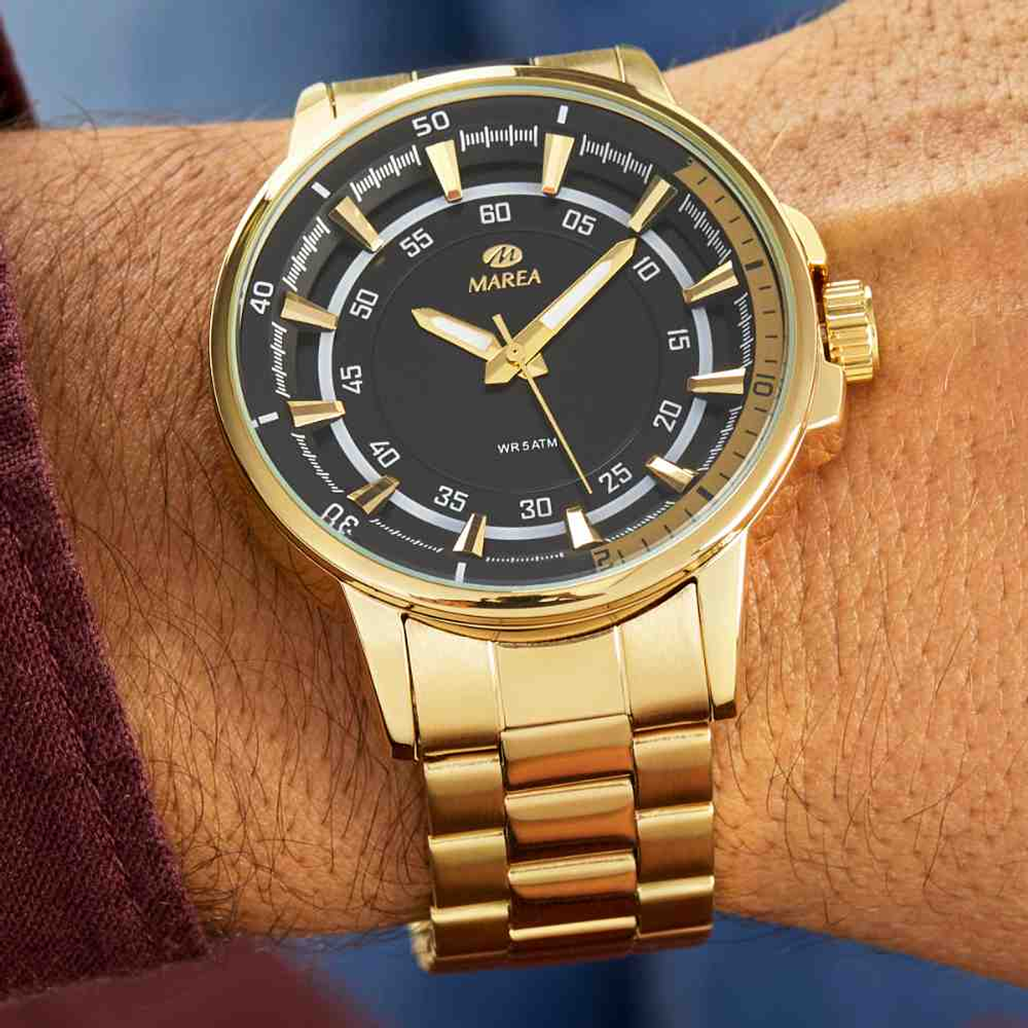 Reloj dorado de acero con tres agujas  3