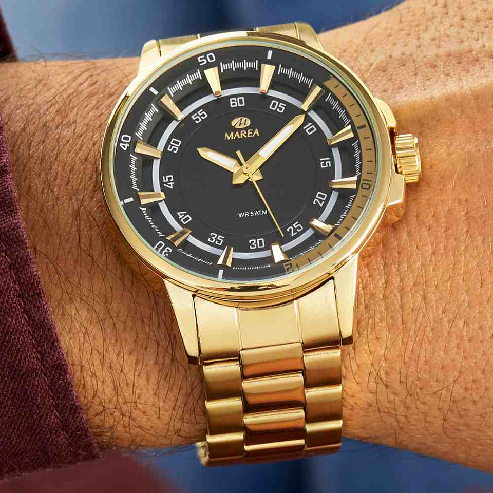Reloj dorado de acero con tres agujas  3
