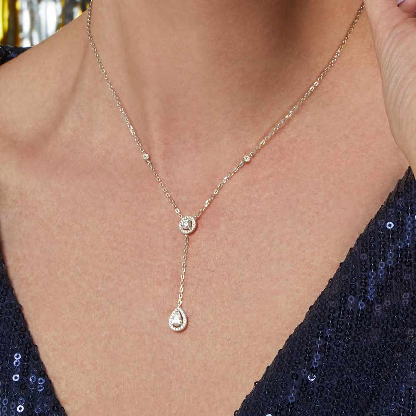Collar largo con circonitas en forma de lagrima 3